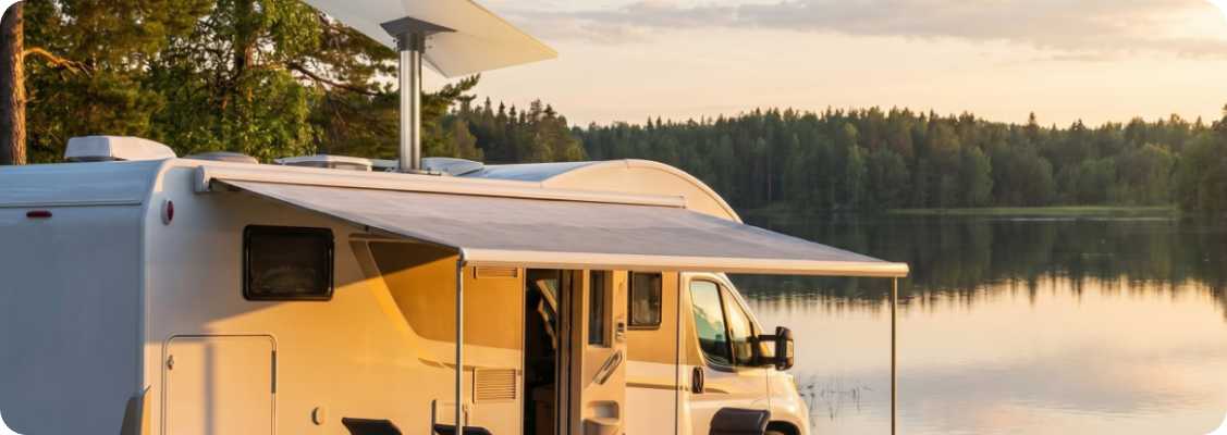 Compact Starlink Mini antenna mounted on the roof of a van using an accessory such as a Starlink Mini magnetic mount, guaranteeing non-invasive installation and stability while traveling