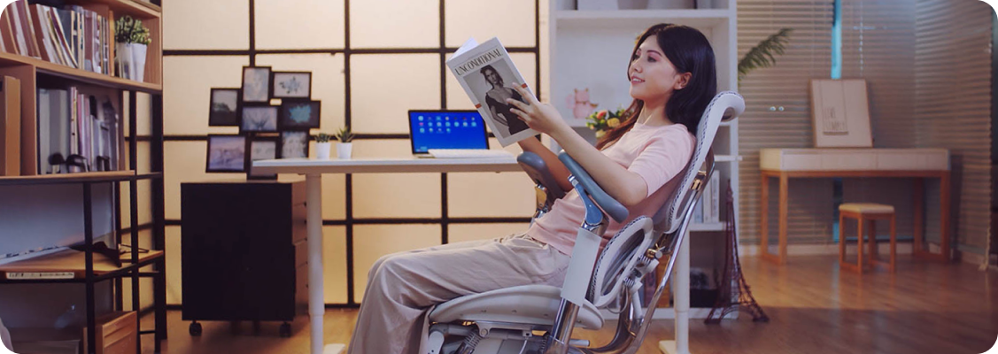 Adjustable headrest in the Spacetronik Ergo+ Springle ergonomic chair providing ideal support for the neck and nape