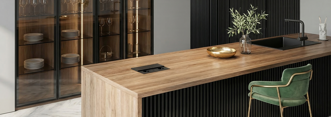 Gniazdko wpuszczane w blat z zasuwaną pokrywą Spacetronik – estetyczny design i płaski profil idealny do kuchni i biura