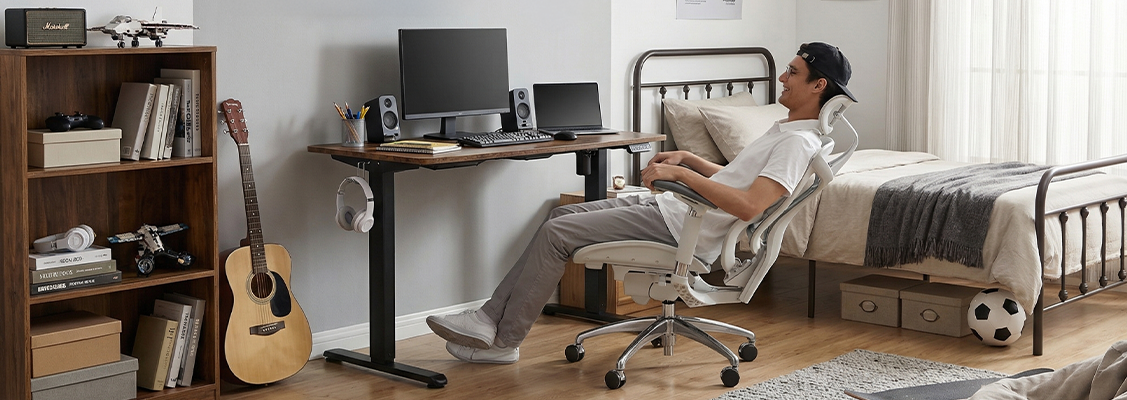 Nowoczesne, ergonomiczne stanowisko do nauki dla ucznia z biurkiem elektrycznym Spacetronik, fotelem i uchwytem na monitor, idealne do pokoju młodzieżowego w 2026 roku.