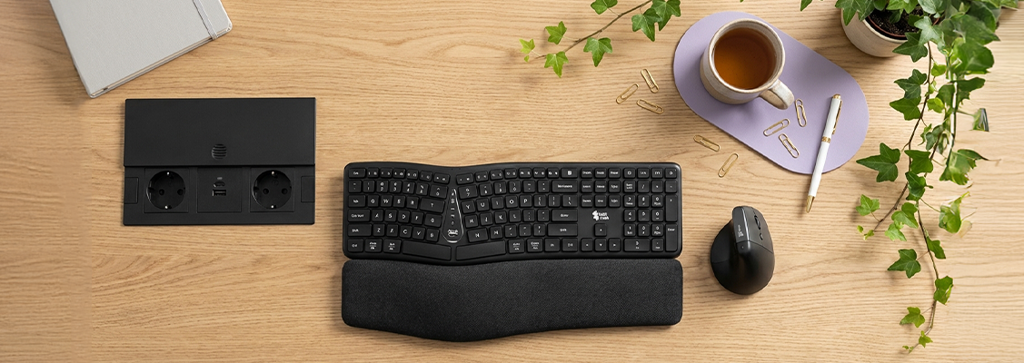 Ergonomiczne stanowisko do nauki dla ucznia z dopasowaną klawiaturą, myszką i oświetleniem LED na biurku z regulacją wysokości.