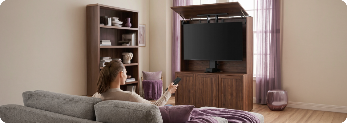 TV mounted on a wall with hidden cables and ergonomic positioning, an example of professional Spacetronik installation