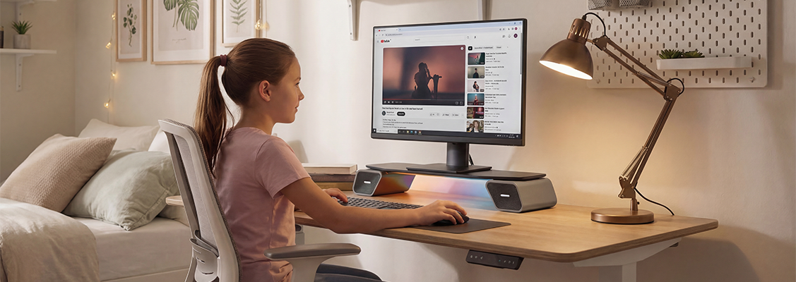 Ergonomiczne stanowisko komputerowe dla dziecka z nowoczesnymi akcesoriami Spacetronik, idealny i praktyczny prezent na Pierwszą Komunię 2026