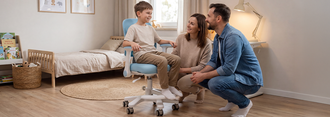 Ergonomiczny fotel dziecięcy i nowoczesne biurko regulowane Spacetronik jako przemyślany prezent na Komunię 2026, wspierający zdrowy rozwój kręgosłupa i prawidłową postawę przed komputerem.