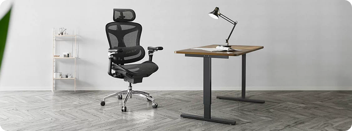 Czarny fotel ergonomiczny z dodatkowym wsparciem odcinka lędźwiowego