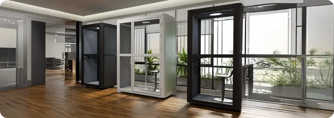 pracownik korzystający z kabiny akustycznej