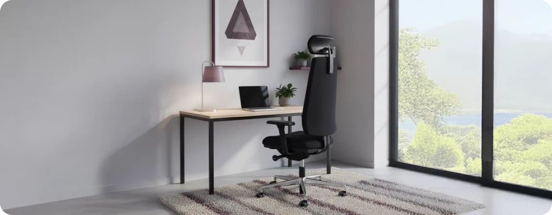 Czarny fotel ergonomiczny w biurze