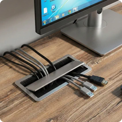 Organizacja przewodów na biurku