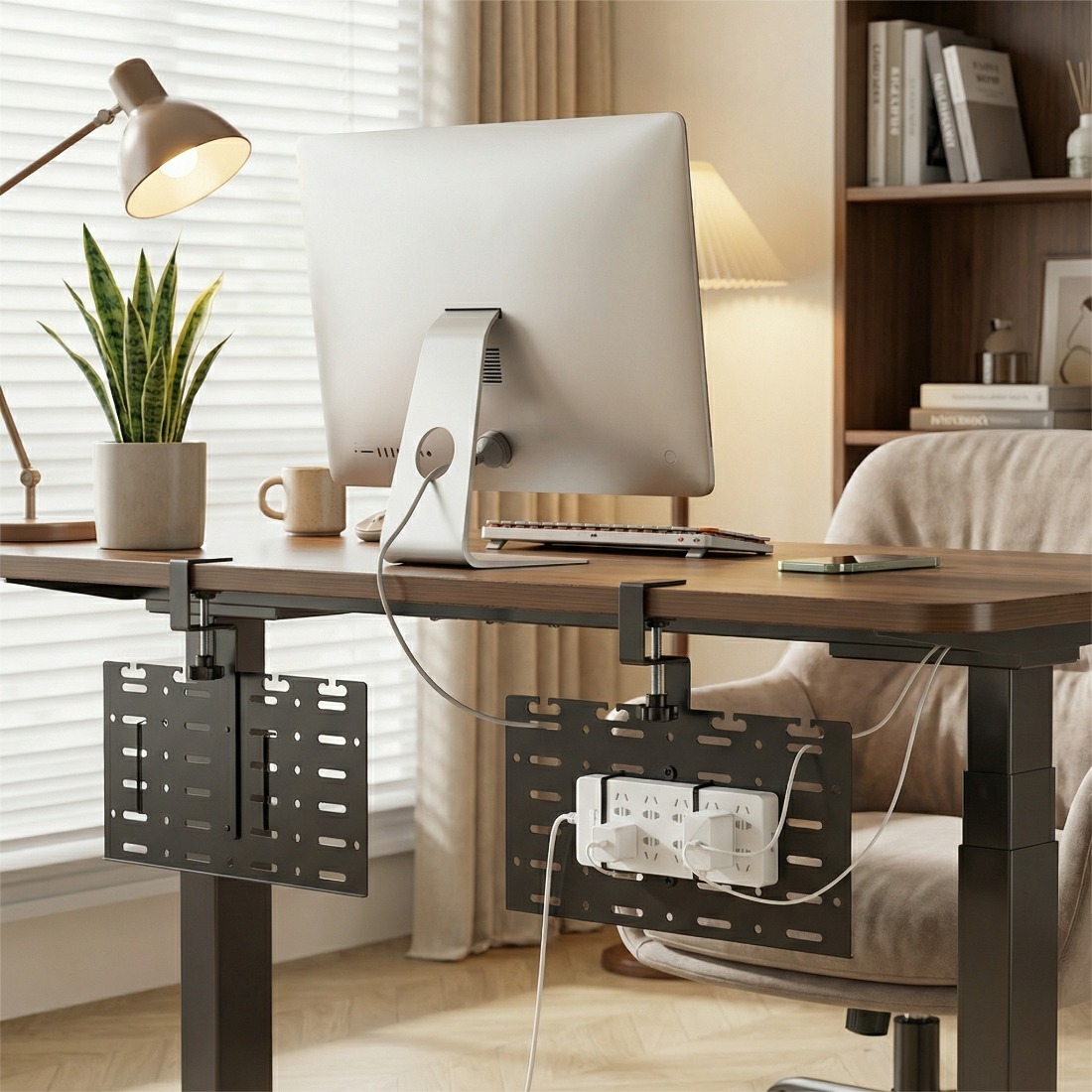 Metalowy organizer kabli pod biurko Spacetronik zapewniający wentylację