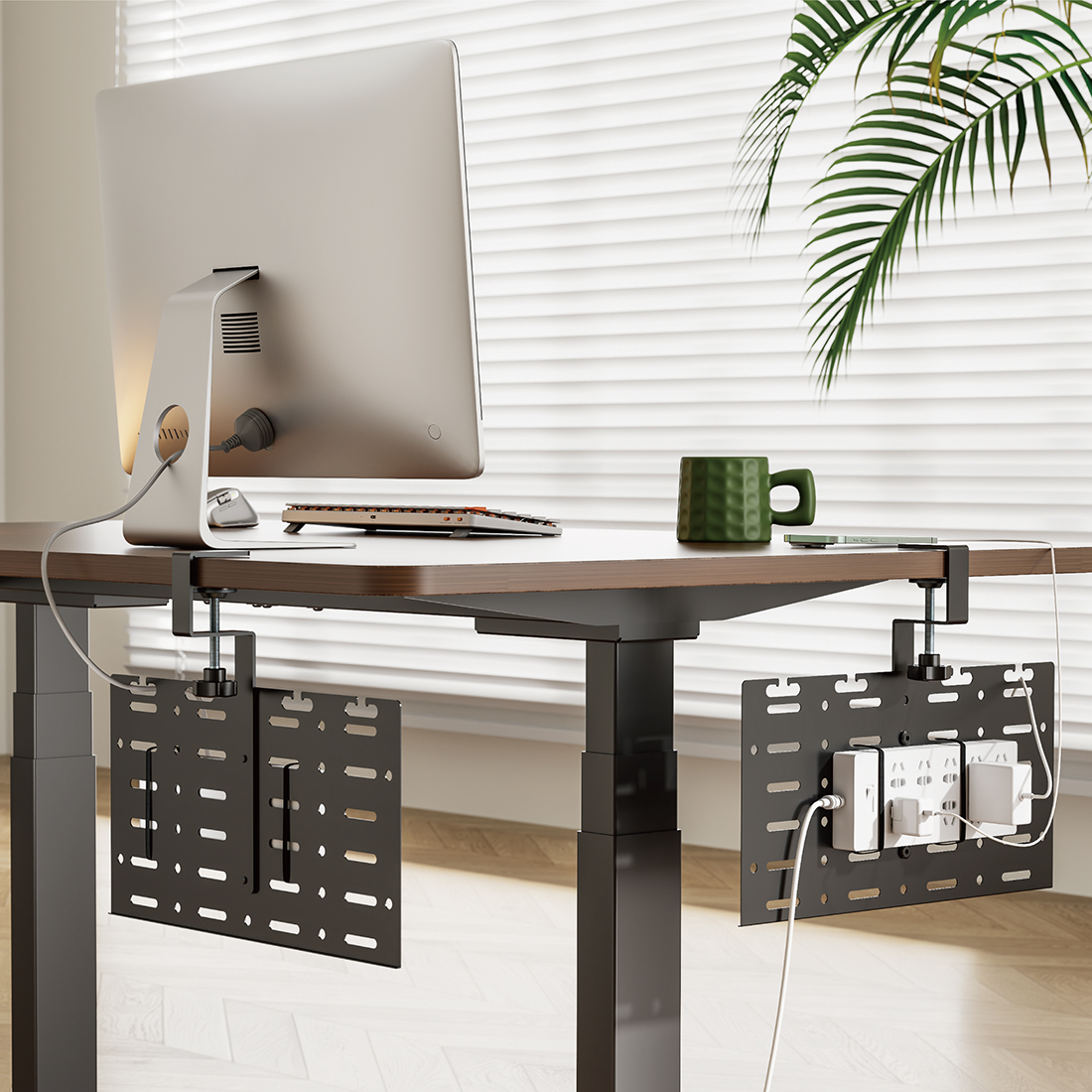 Montaż zaciskowy organizera kabli Spacetronik SPK526B do blatu biurka