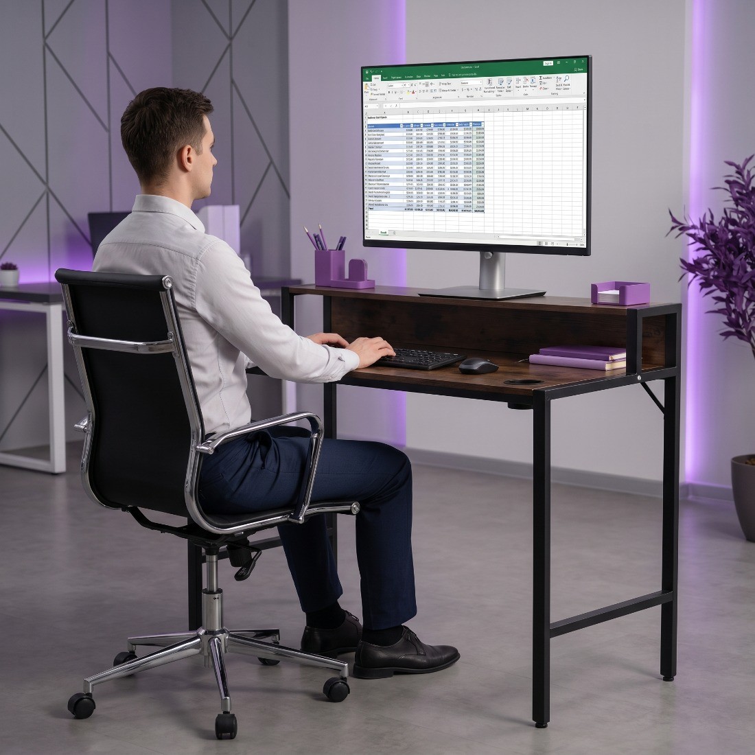 Prawidłowa postawa przy biurku z nadstawką na monitor