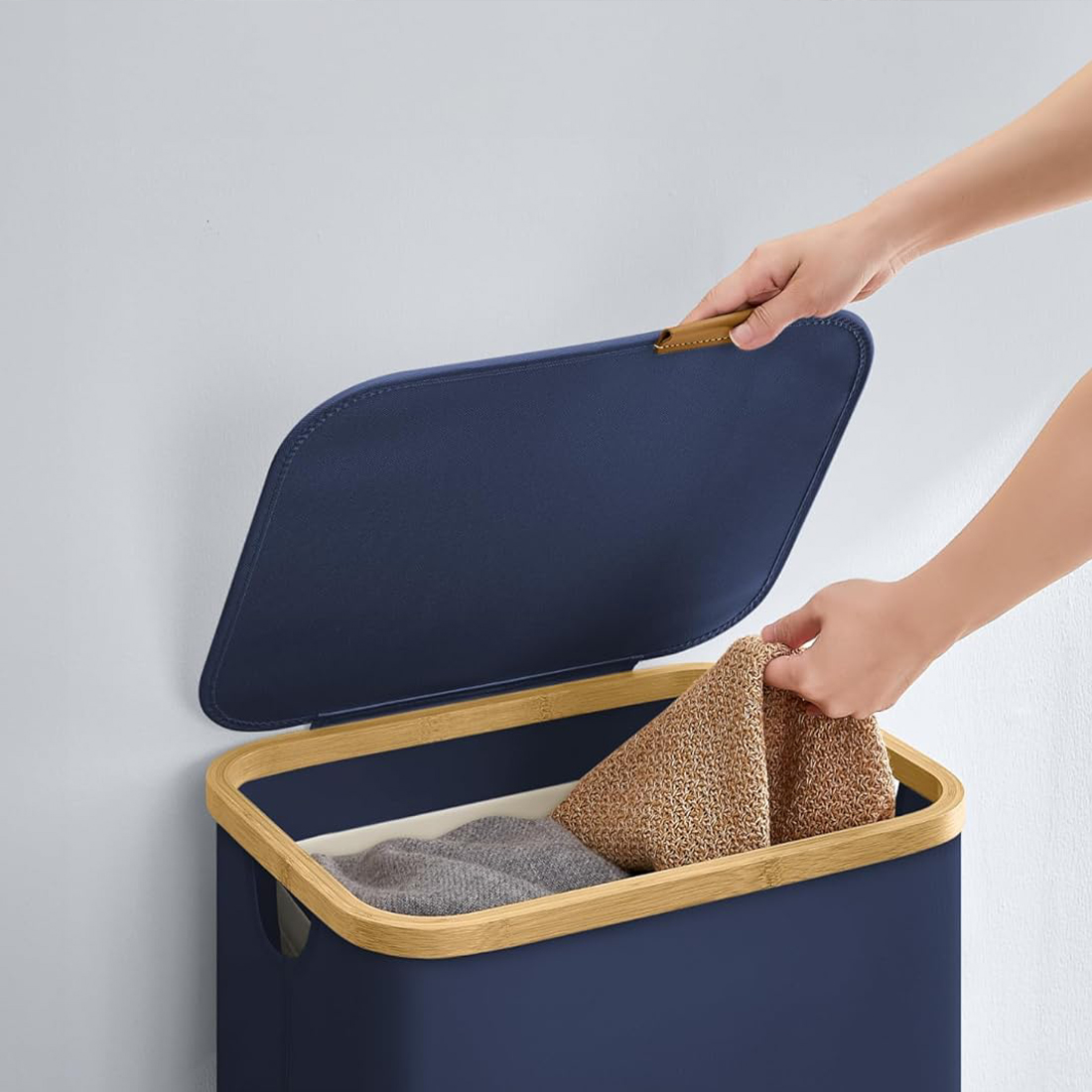 Kosz na pranie z pokrywą Spacetronik SFFL0012_V6 granatowy bambusowa ramka