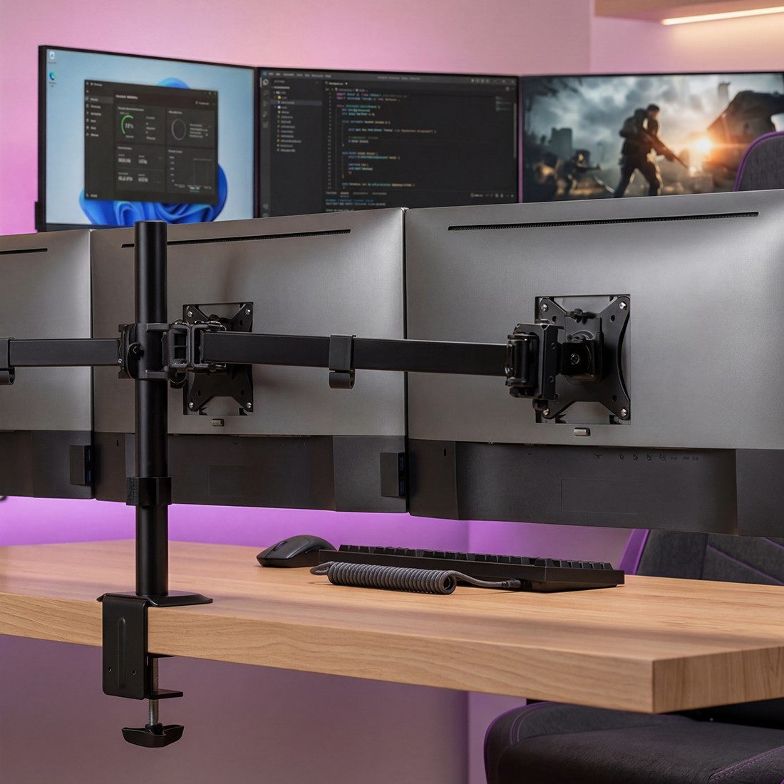 Optimale und ergonomische Anordnung von drei Monitoren auf dem Schreibtisch