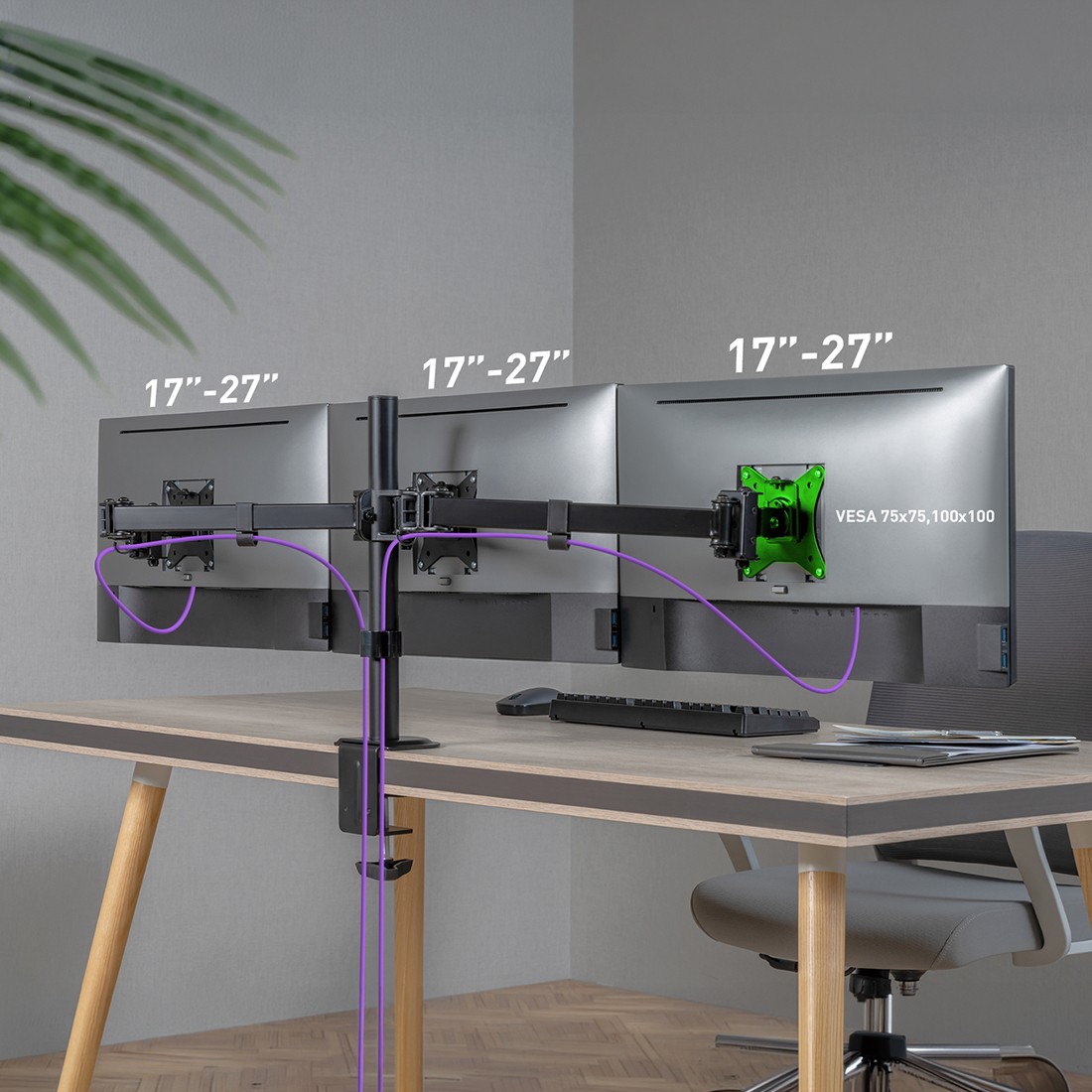 Kabelmanagementsystem in einer Tischhalterung für drei Monitore