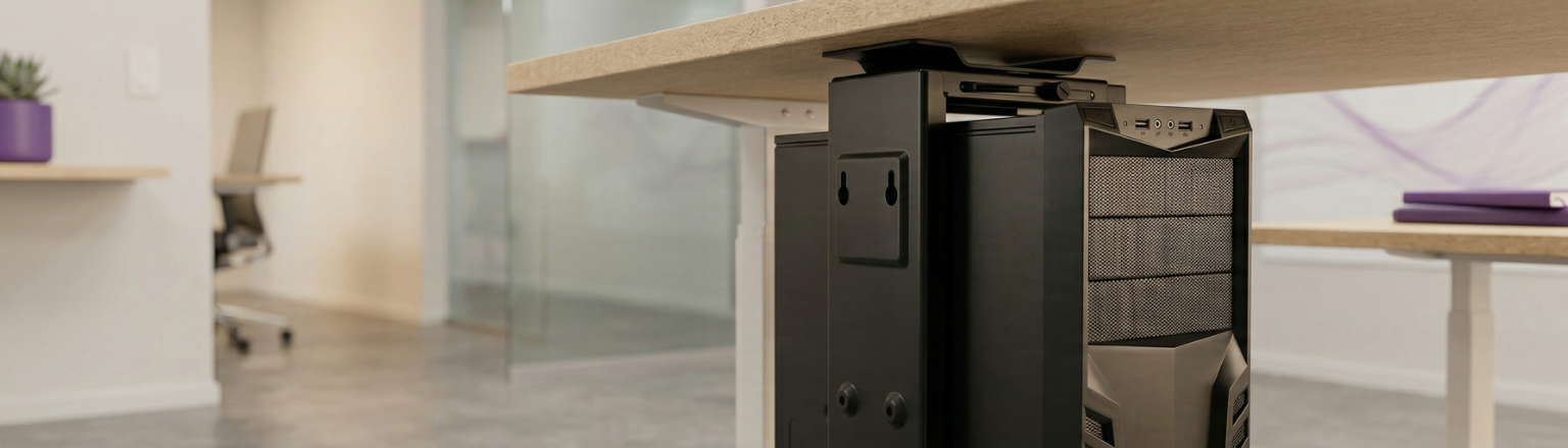 Regulowany uchwyt SPACETRONIK SPB105B z komputerem podwieszonym pod blatem biurka, więcej miejsca na nogi i uporządkowane kable