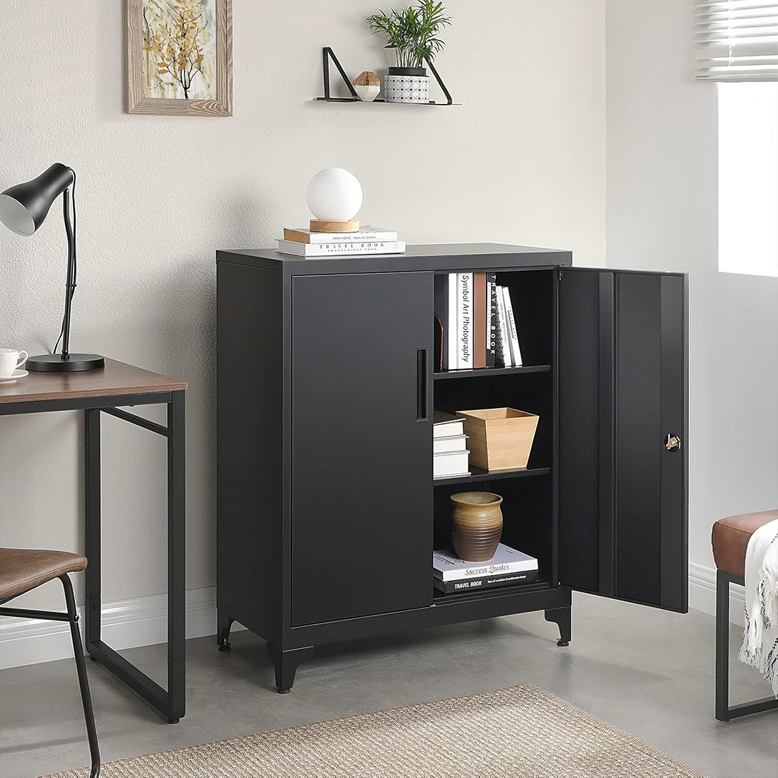 Regulowane półki metalowej szafki Spacetronik SPC160B czarna