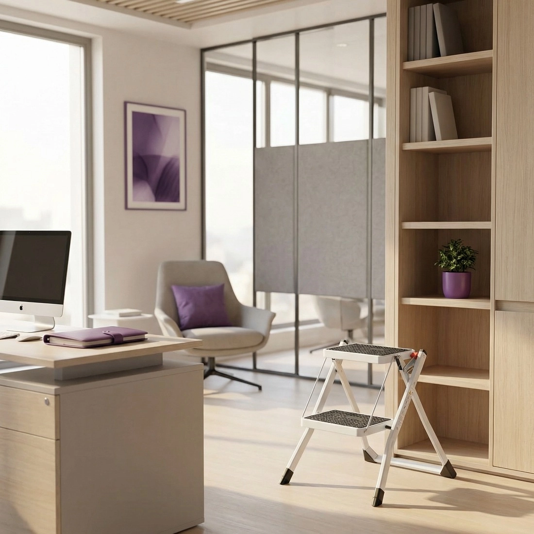 Tragbare Haushaltsleiter Spacetronik SPG220W mit Griff in modernem Innenraum