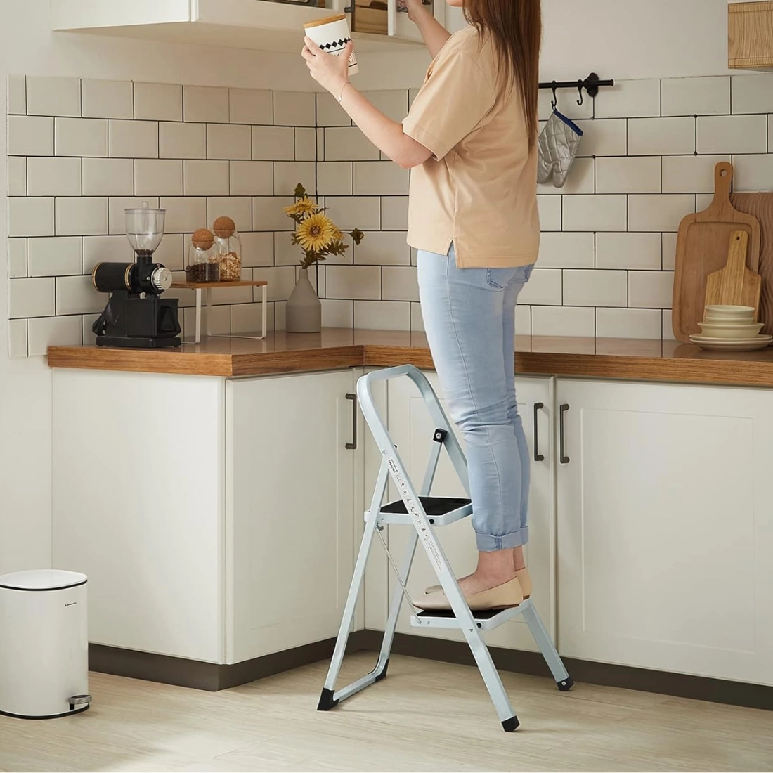 Breite rutschfeste Stufen