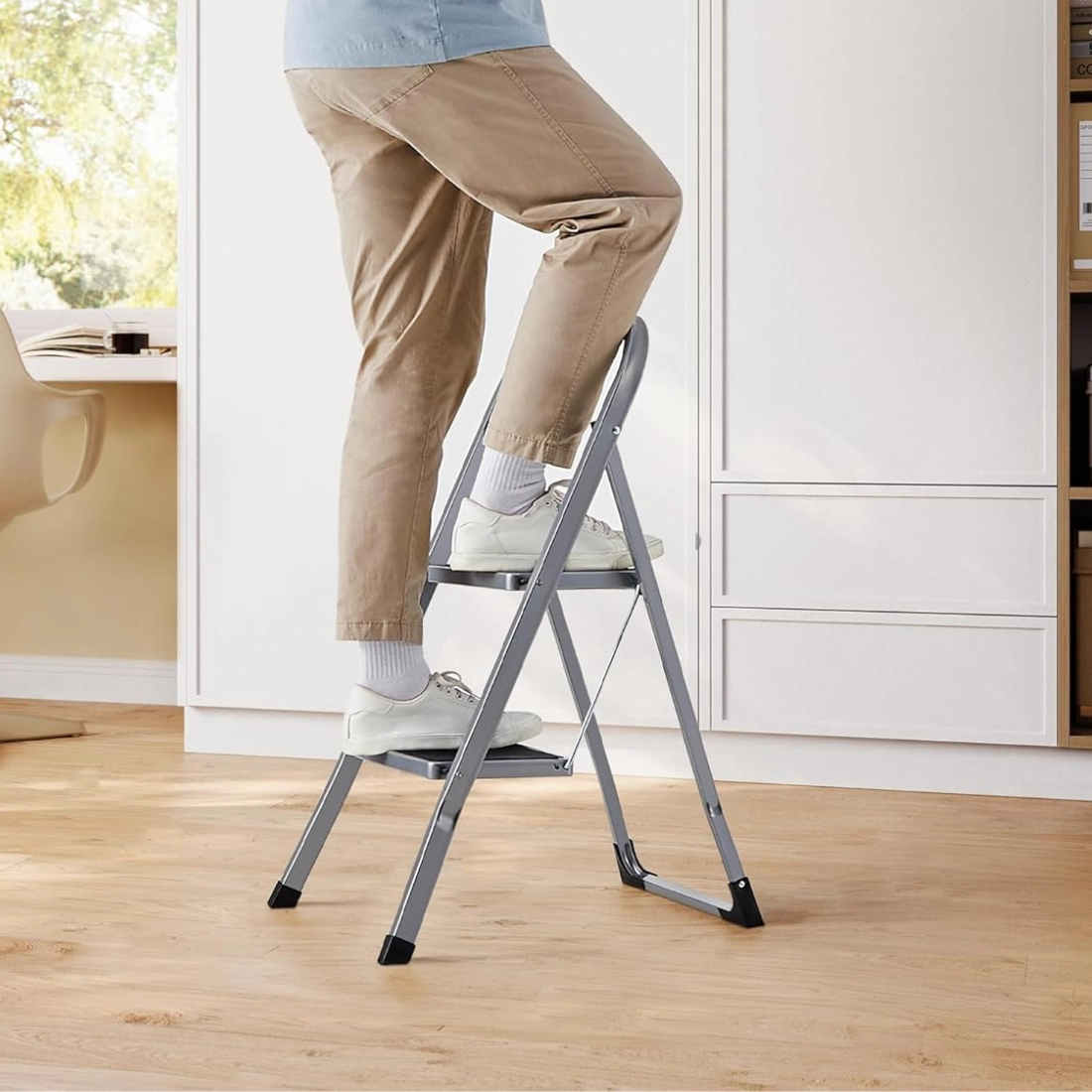 Stabile Stahlleiter Spacetronik mit rutschfesten Stufen und Verriegelung