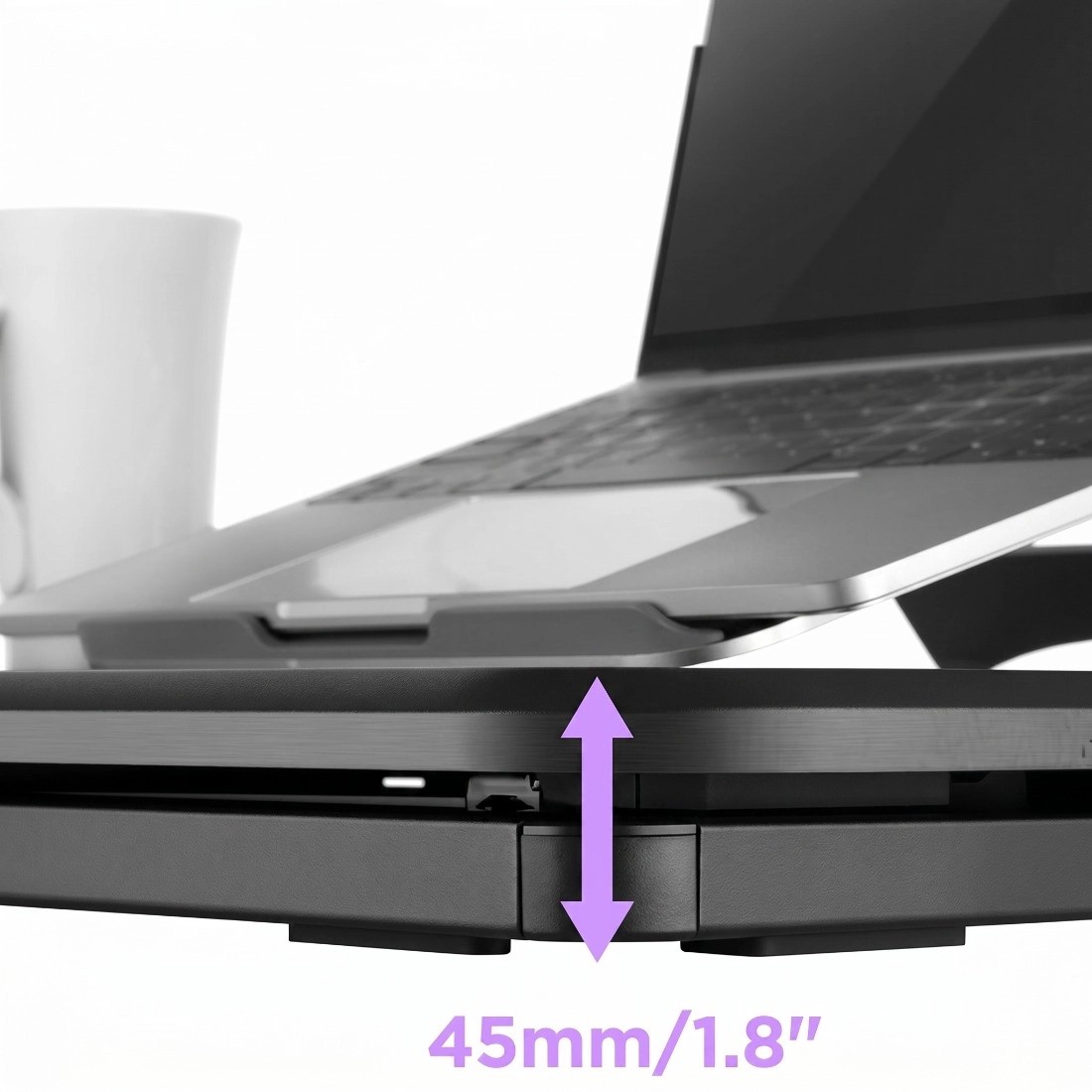 Złożona czarna podstawka pod laptopa na eleganckim domowym biurku